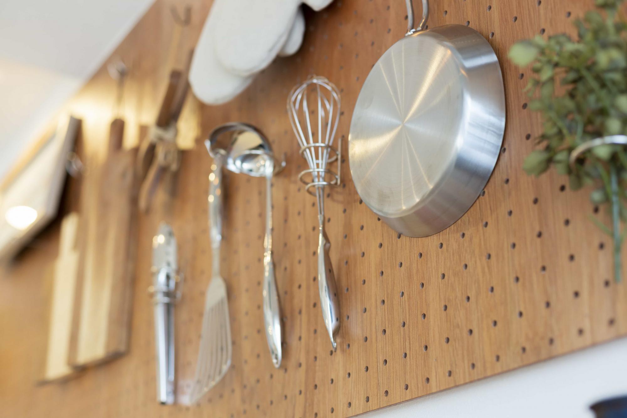 フックを足して思い通りの収納とインテリアに。