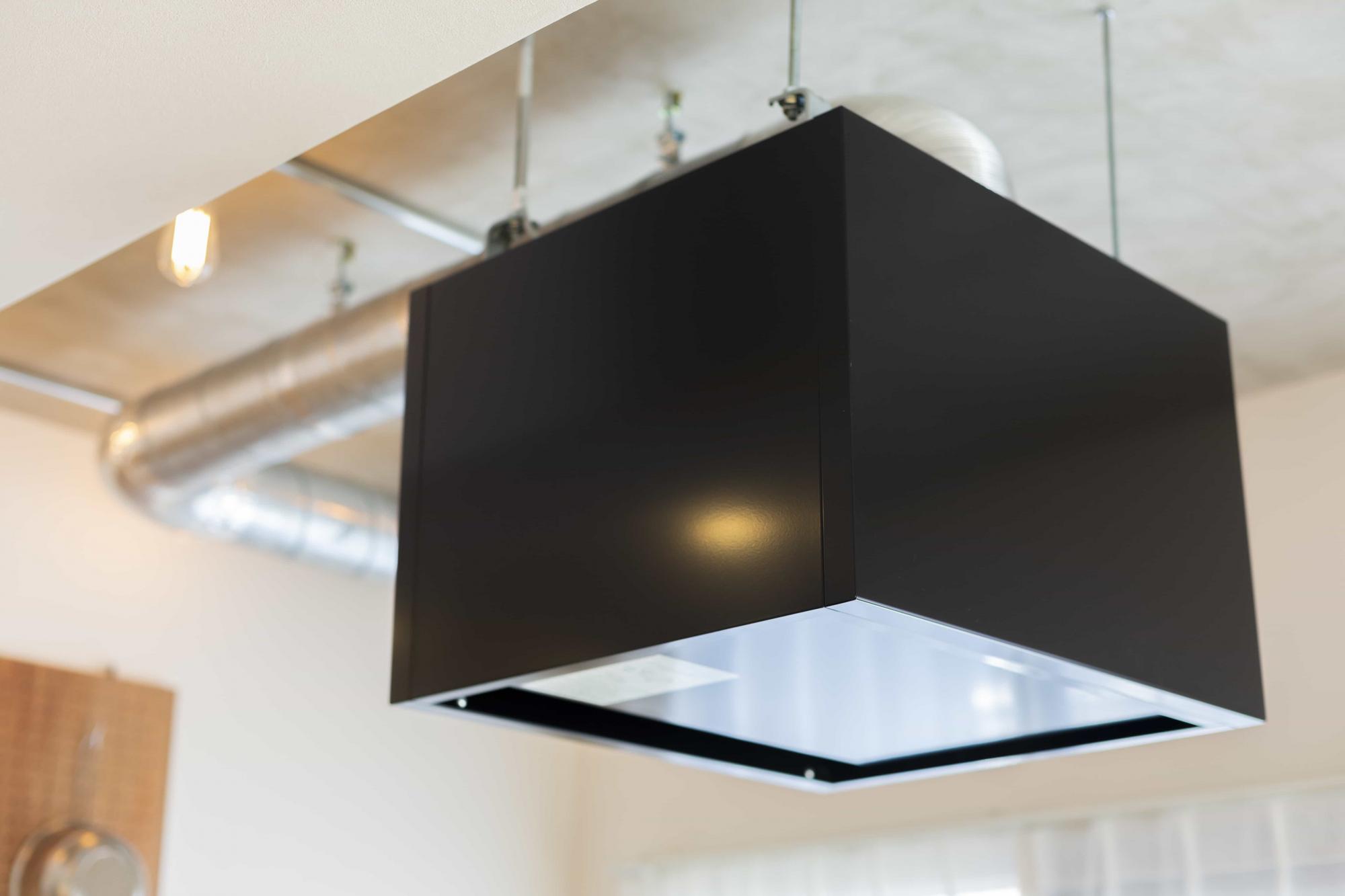 角ばったレンジフードはスタイリッシュな雰囲気を演出。