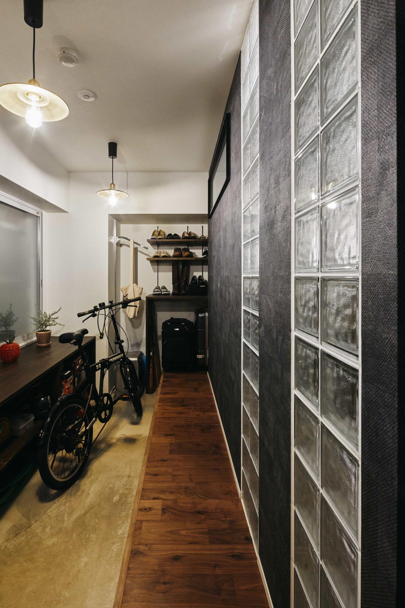 ブロックガラスを取り入れた玄関。広々とした土間には自転車も収納可能。