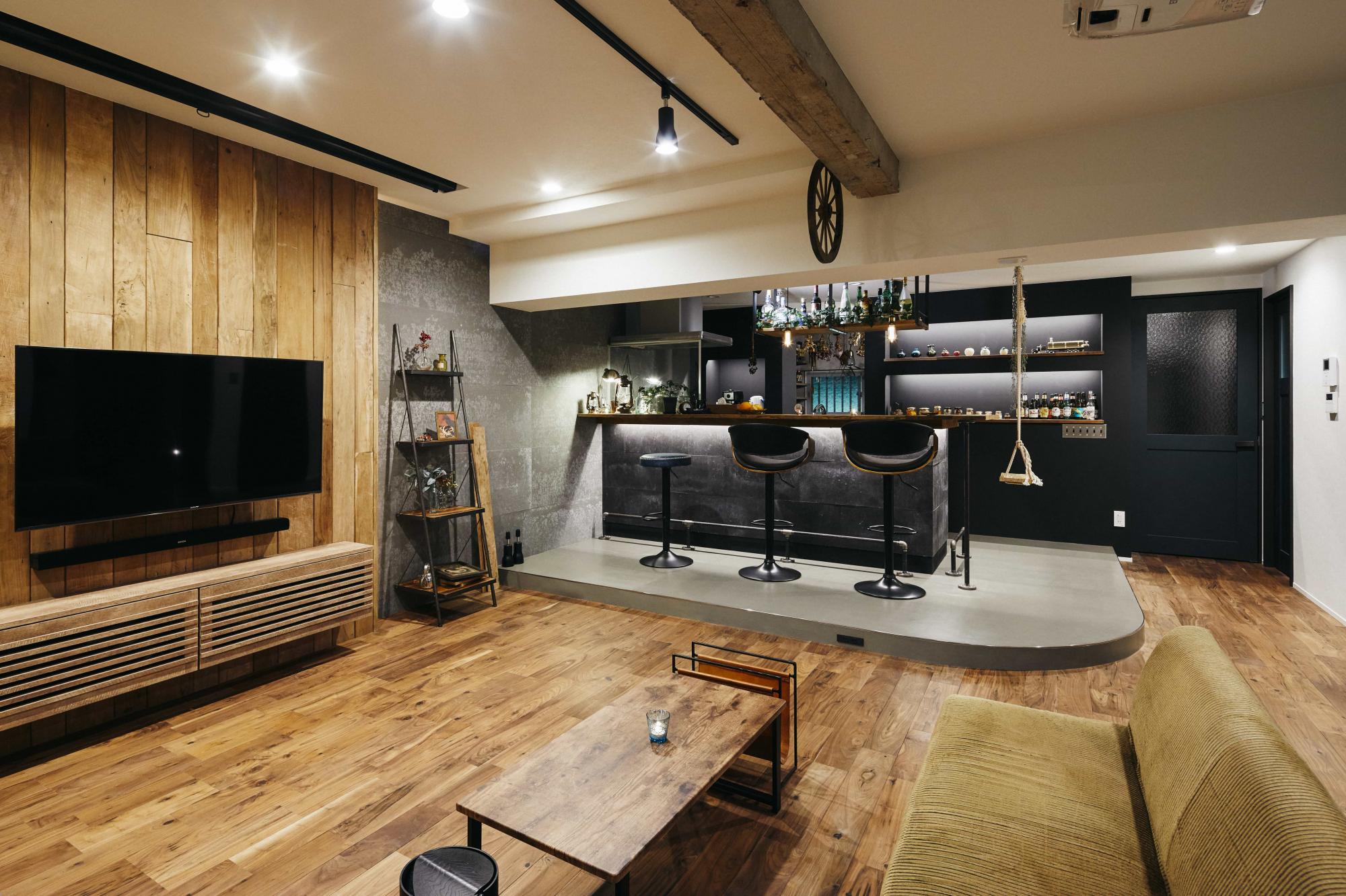 キッチンの腰壁には壁面と同じSOLIDOというセメント系の壁材を使用。カウンターキッチンの床にはモルタル調のフロアタイルを採用。