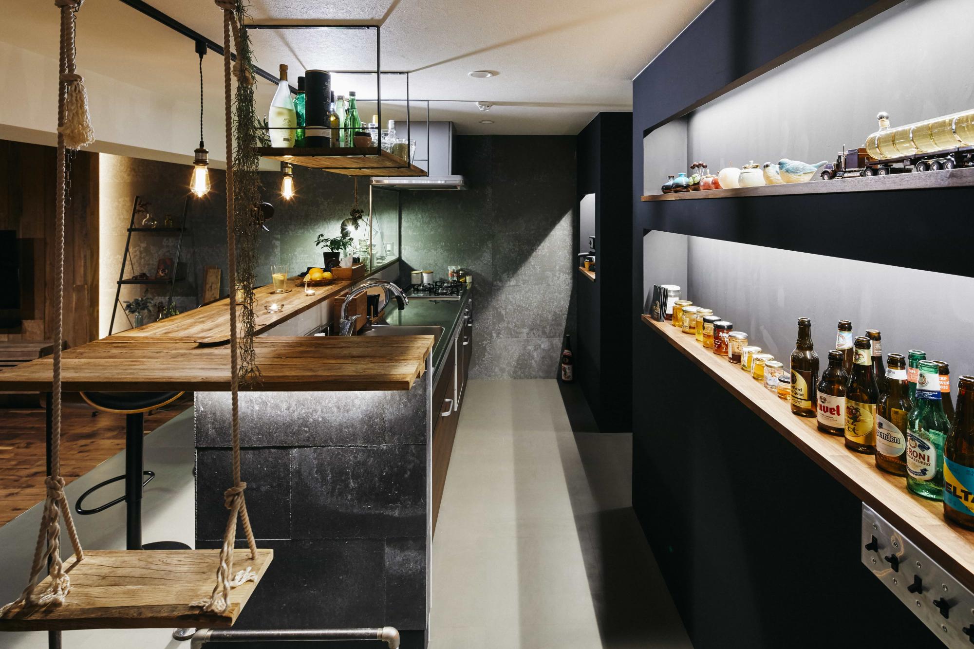 ご夫婦が世界中から集めたボトルや小物を飾れる棚を造作。ブランコを設置するなど、遊び心にもあふれている。