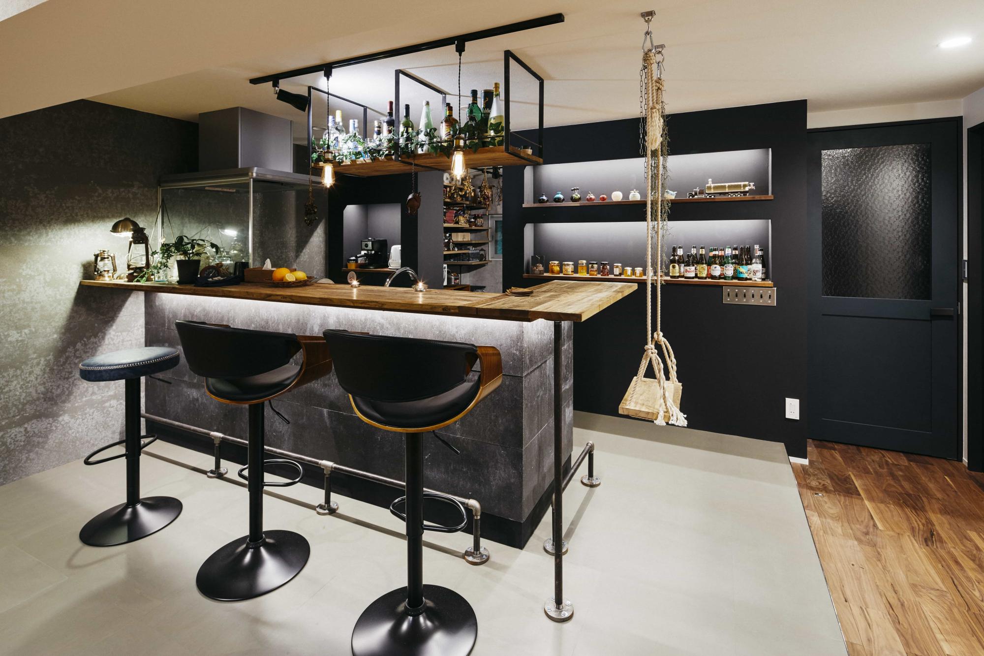 日常感を排除するために、必要最低限の収納に留め、そのかわりに広々としたパントリーを併設している。