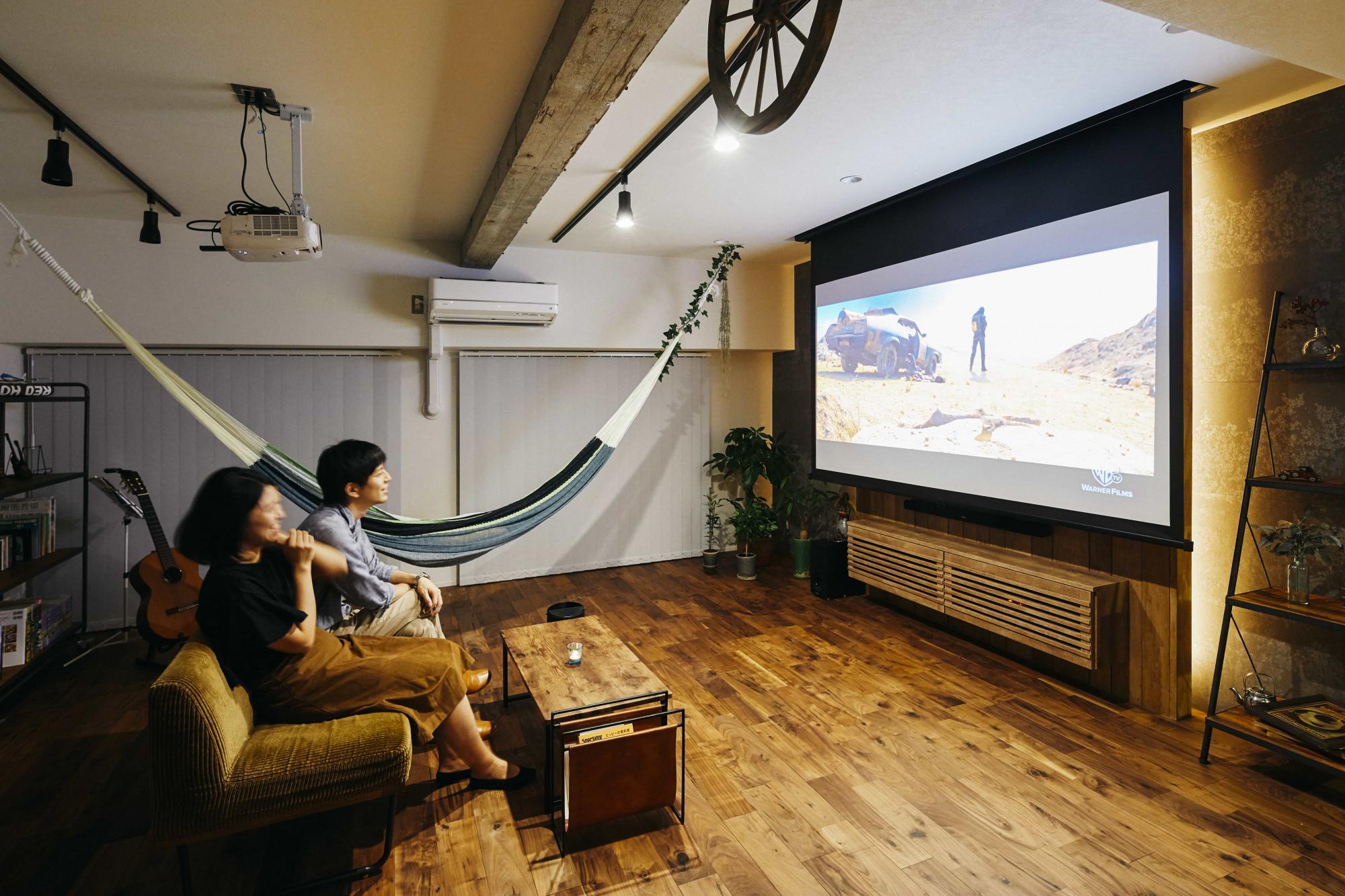 リビングにはプロジェクターやハンモックも設置。普段はプロジェクターを天井に隠せるつくりに。
