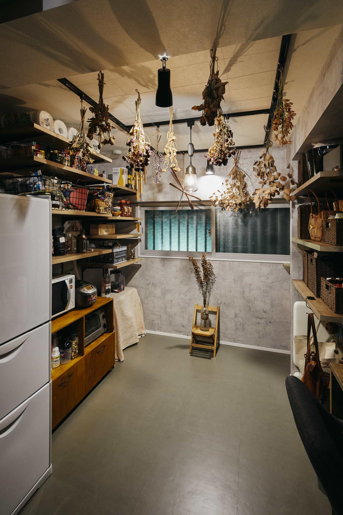 広々としたパントリー。奥様の趣味であるドライフラワーづくりも愉しめる。