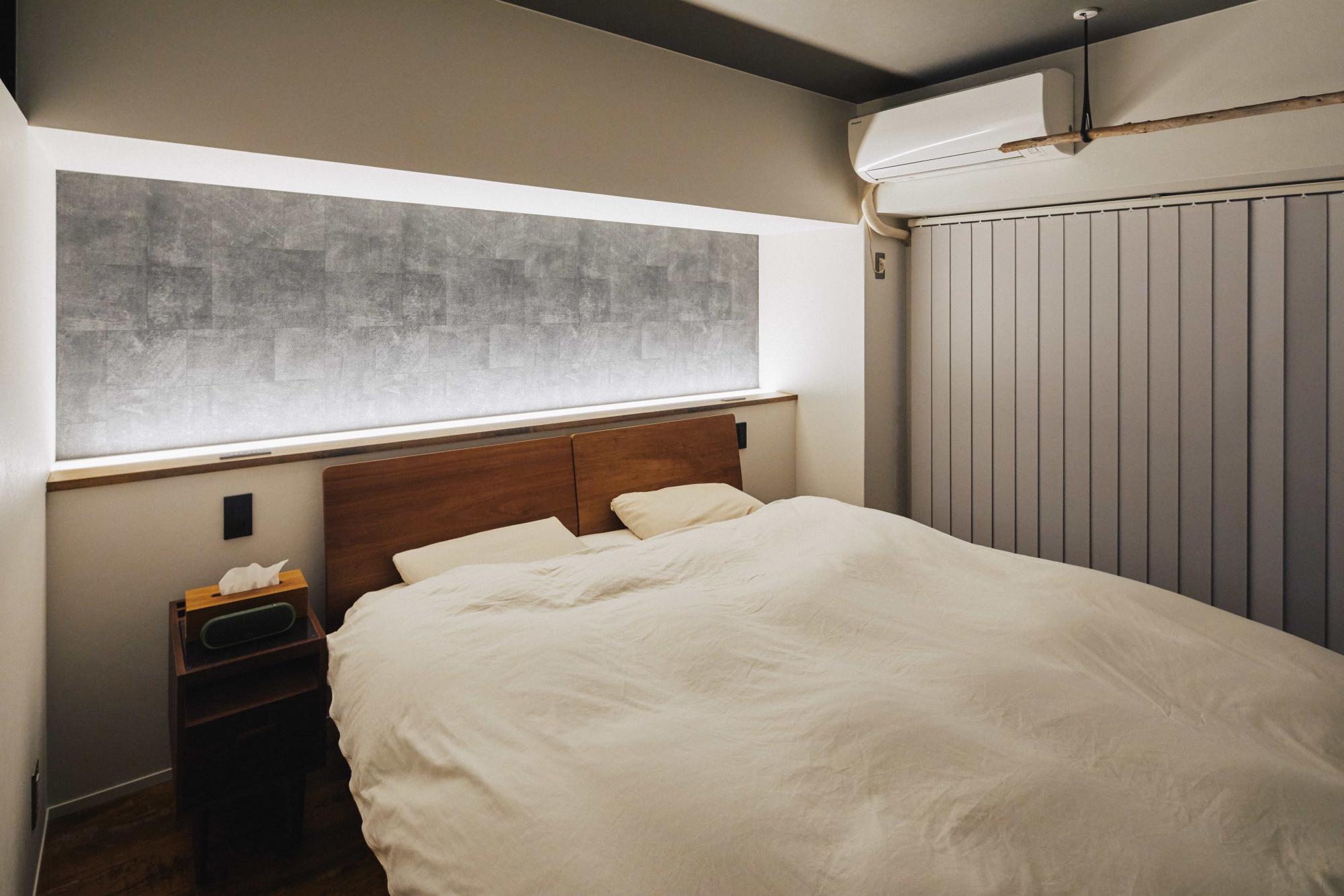 間接照明のある主寝室。