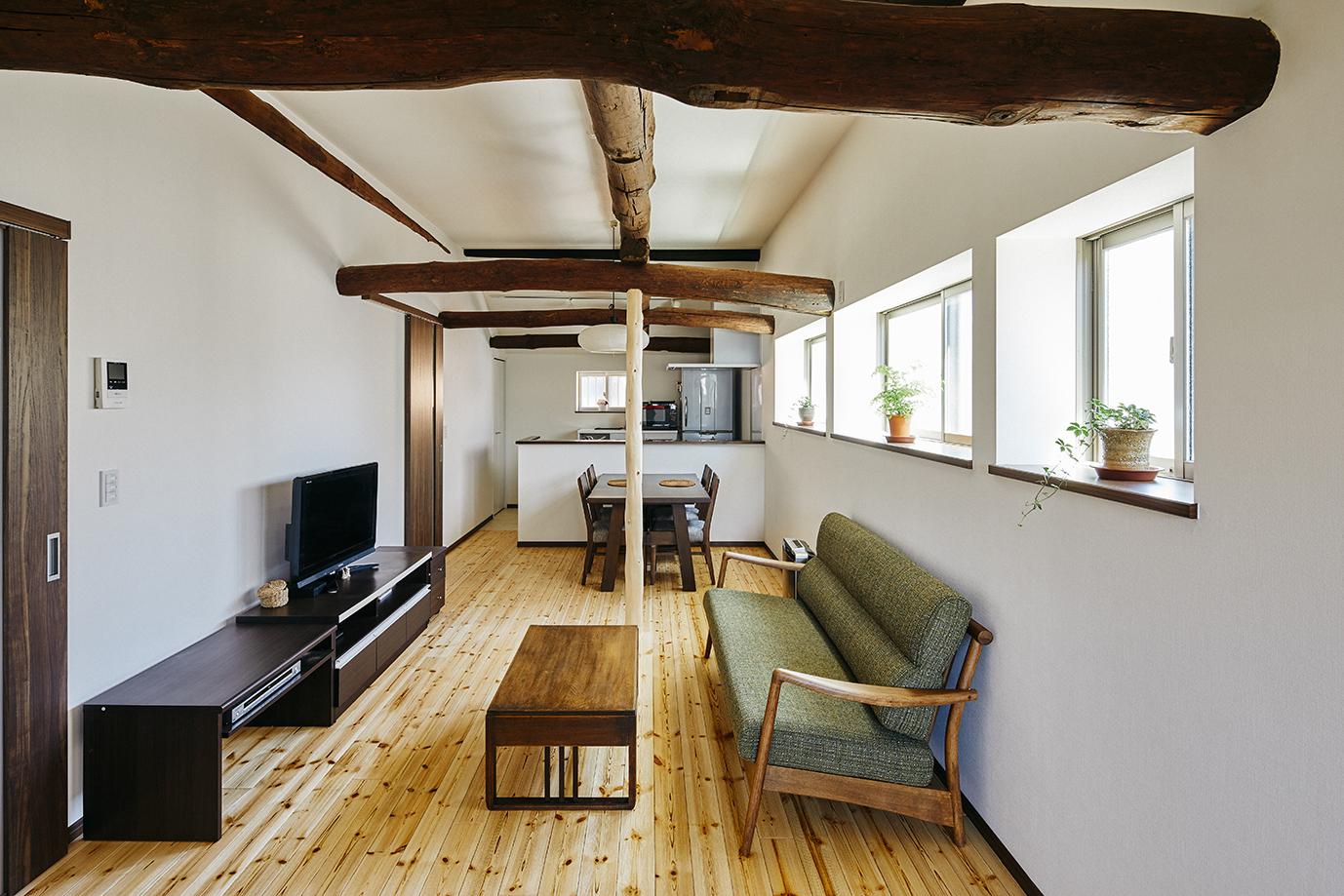 築約70年のお住いを古民家風にリノベーションしたお住まい。小屋裏を現しにし、太い梁をデザインとして採用。新しい明るい床材とのコントラストが美しい。