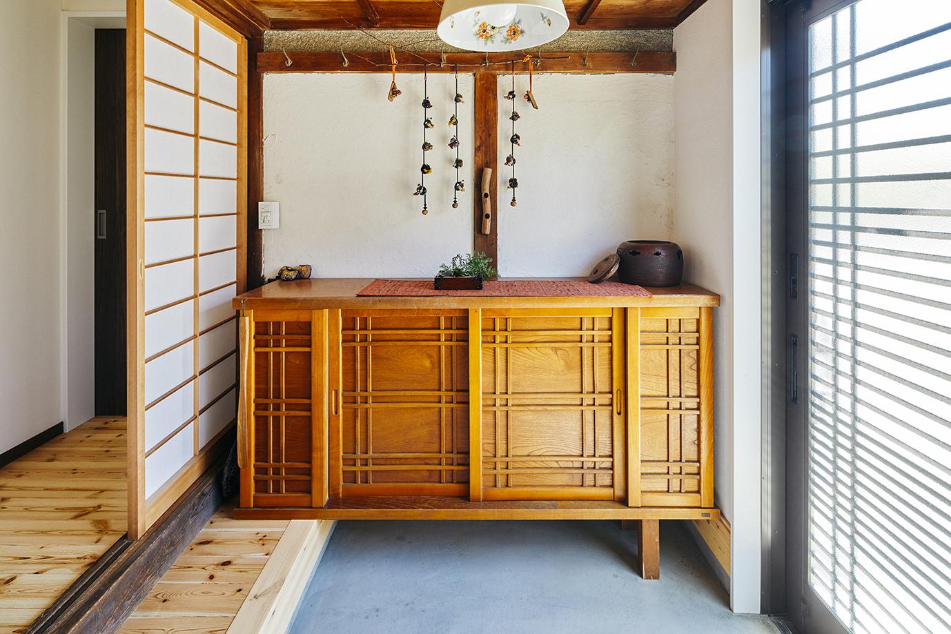 昔懐かしい玄関収納が古民家風リノベを演出している。