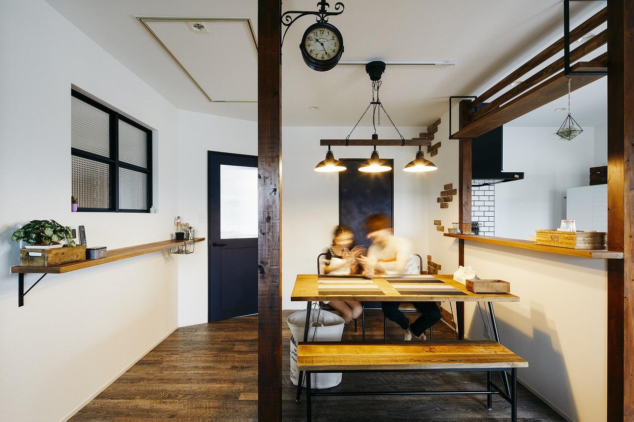 カフェ風のキッチンとダイニングスペース。キッチンの向いには飾り窓を造作。