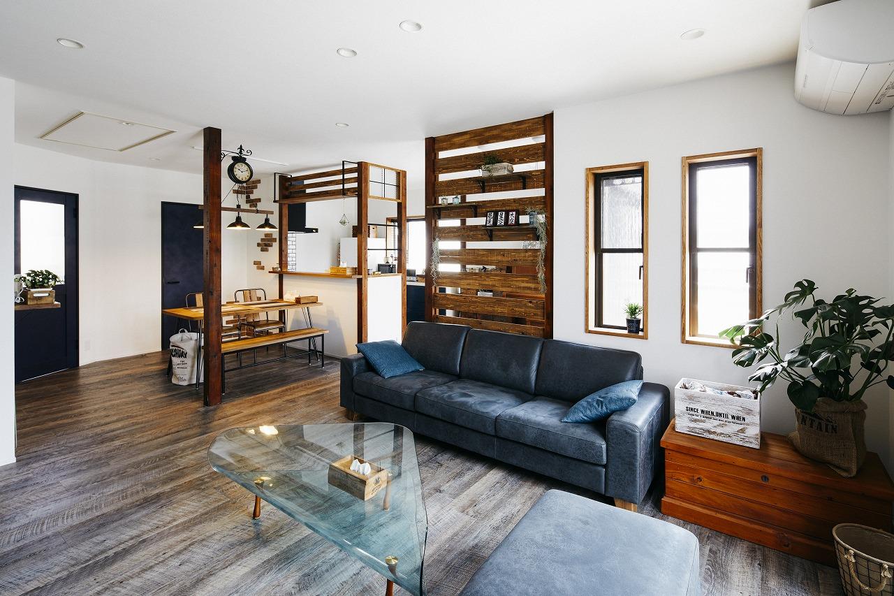 木材をふんだんに取り入れたLDK。寒色系の家具やドアで落ち着いた雰囲気に。