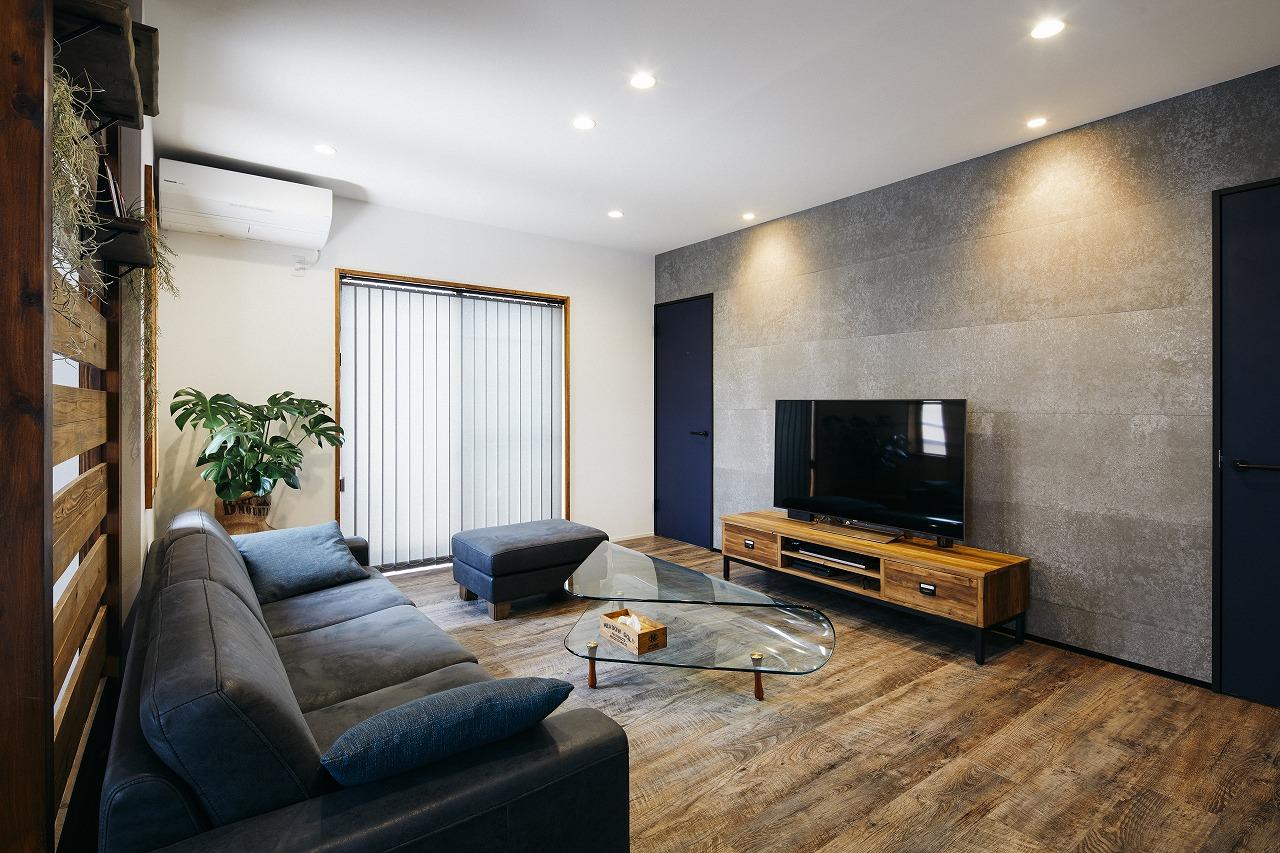 TV背面の壁には一枚一枚表情のことなるkmewのSOLIDOを採用。