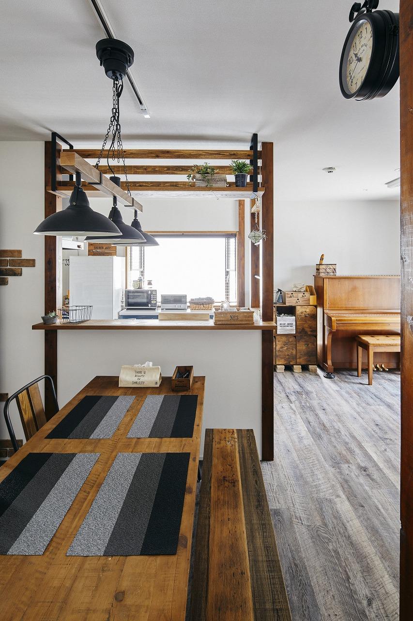 調和のとれたキッチンの小窓とダイニング。