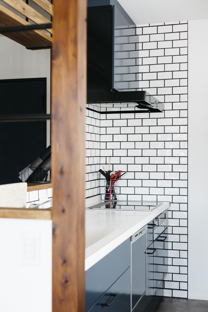 サブウェイタイルの貼られたカフェ風キッチン。