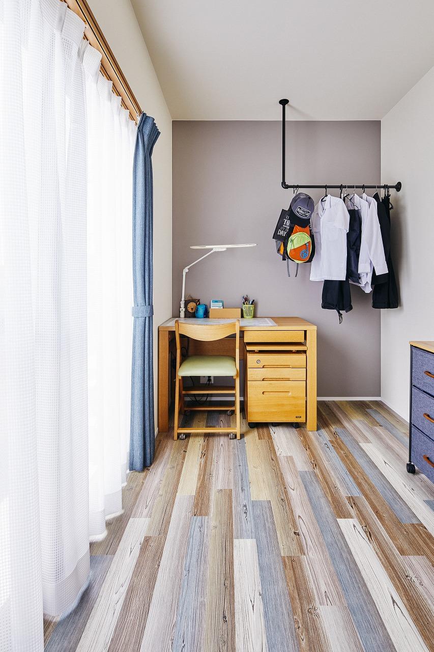 子ども部屋はアクセントウォールと色味のある床材で明るい雰囲気を演出。