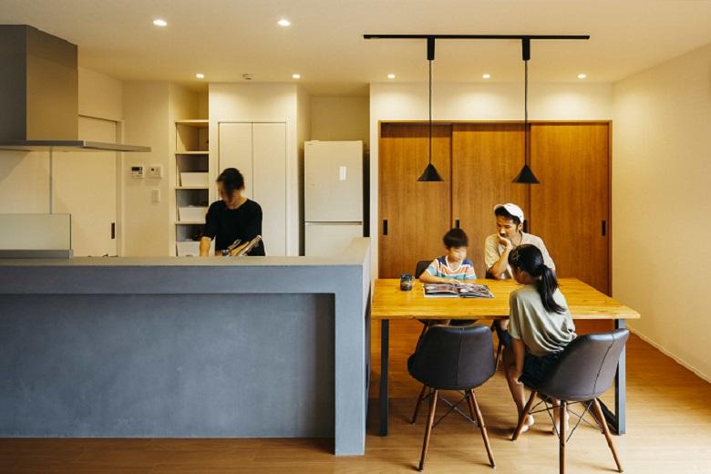 岩盤浴施設を営んでいたご両親の家を引継いだため、岩盤浴部分をLDKにして暮らせるようにしたいというのが、今回のリノベーションのきっかけでした。岩盤浴施設を別用途へただ変身させるだけでなく、ご予算内で最大限に希望を叶えられるよう提案させていただきました。