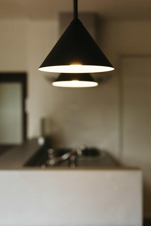 照明器具や家具のブラックが部屋全体の色味を引き締めている。