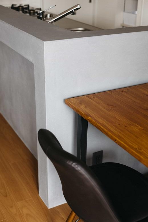 モルタル風のキッチン腰壁。