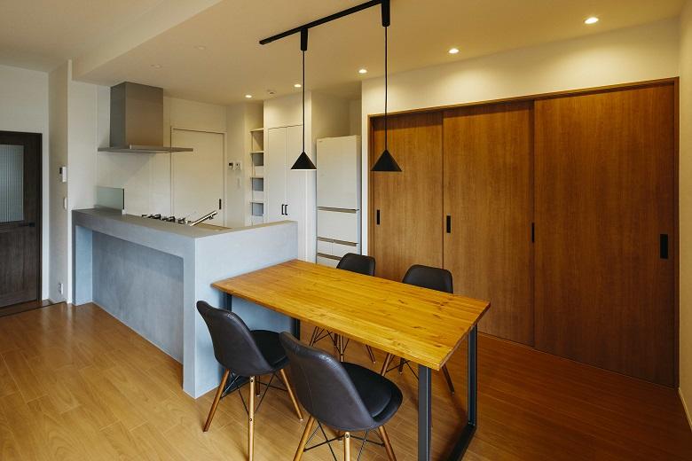 キッチンのすぐ隣にダイニングテーブルを設置し、家族の距離が近くなるLDKにコーディネート。大容量収納スペースも完備しています。