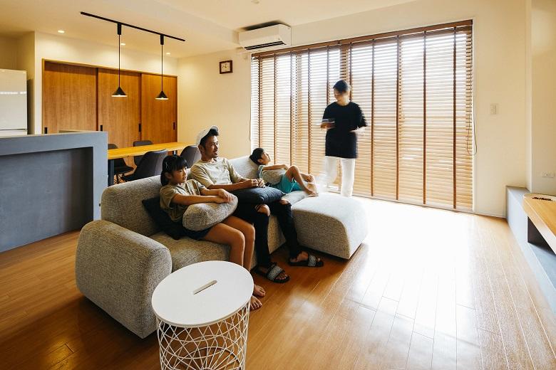 太陽の光をたっぷりと取り込める大きな窓。