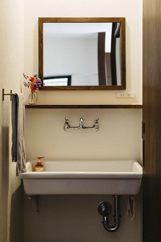 実験用シンクと壁だし水栓を採用。