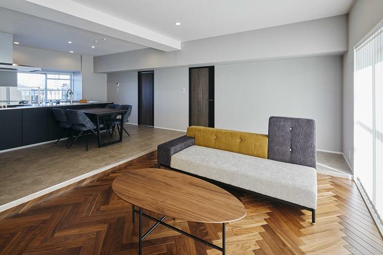 ヘリンボーン貼りのダウンリビング。大人かっこいい空間に、暖かみを与えてくれている。