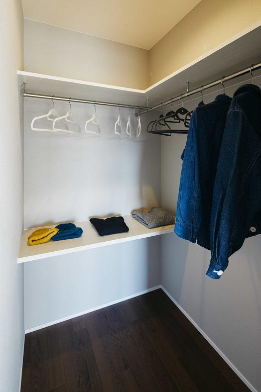 大きな荷物や季節物も収納できるWIC。