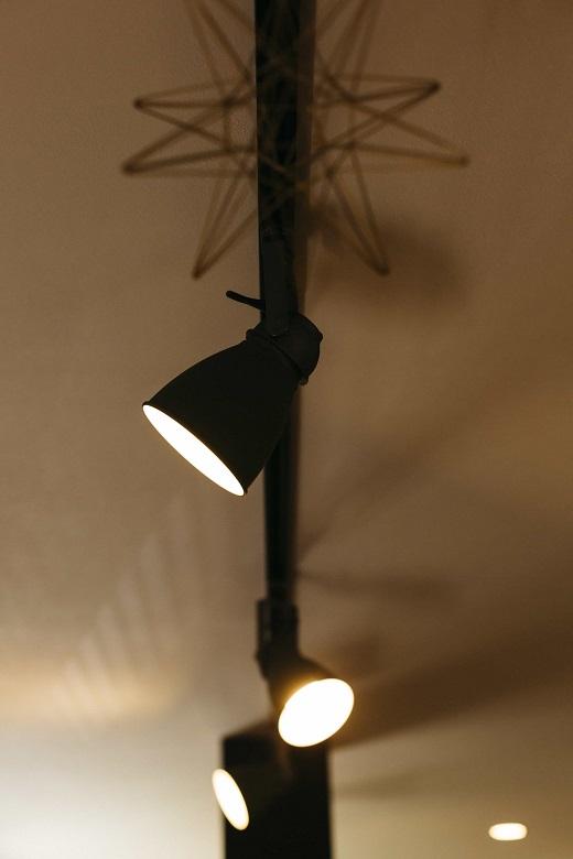 好きな場所に照明を取り付けられるダクトレールをLDK照明に用いた。