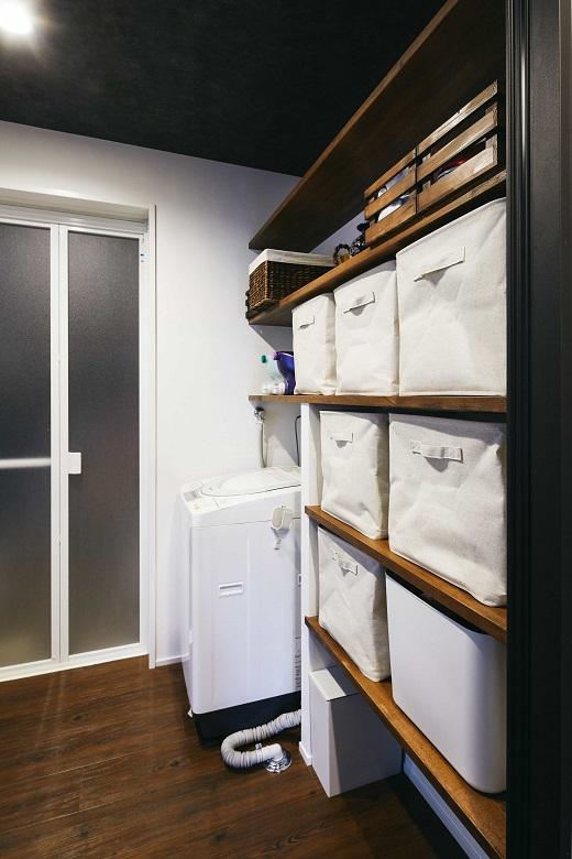 モノがすっきりと納められる造作収納棚を設けた脱衣スペース。