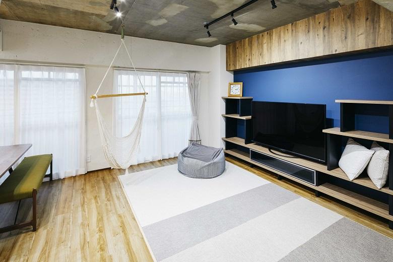 ハンモックチェアに遊び心を感じるLDK。