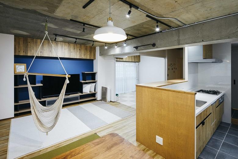 躯体現しの武骨さと木の素材感をうまく融合させたLDK。