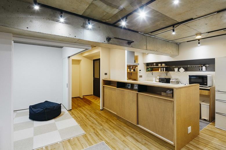 キッチンに合わせて造作した収納棚のおかげでLDKはいつもスッキリ。