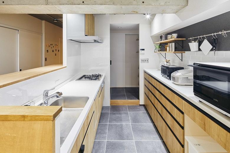 キッチンの床材はリビングの木材と違い掃除のしやすいものを採用。