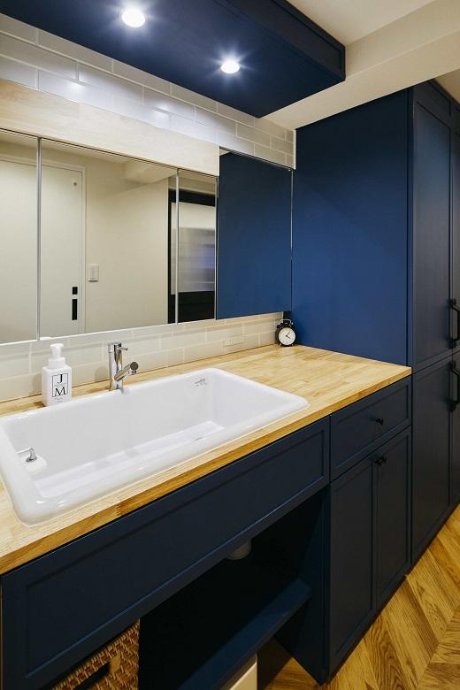 玄関からLDKに向かう廊下に設置した造作洗面台。落ち着きのある青がアクセントになっています。