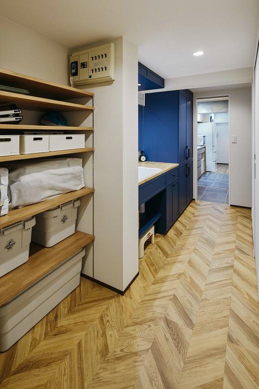 廊下に洗面台を設置して空間が確保し、収納棚を設けることができました。