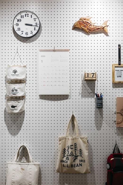 部屋の一角に有孔ボードを設置しました。インテリアによって部屋をよりお洒落にみせています。