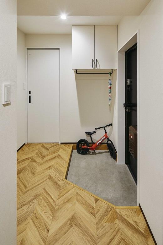 間取りを変更することで空間にゆとりのある玄関に変身しました。