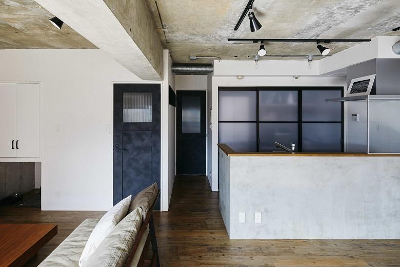 キッチンの腰壁もコンクリートで仕上げ、統一感を出しています。