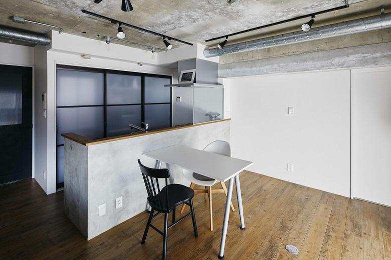 キッチン背面収納には引き戸を取り付け、スッキリと見せつつも、収納力は大容量。