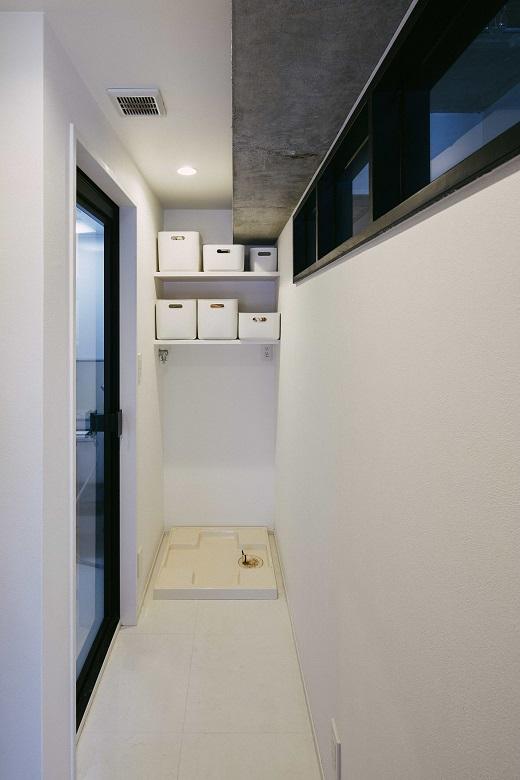 奥まった場所にあり、暗くなりがちな洗面所も、室内窓を採用することで、開放感が生まれます。