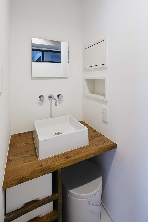 シンプルな造作洗面台は、無駄を排除した美しさを感じさせます。