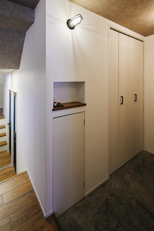 玄関は建具も白で統一し、スッキリな印象に。