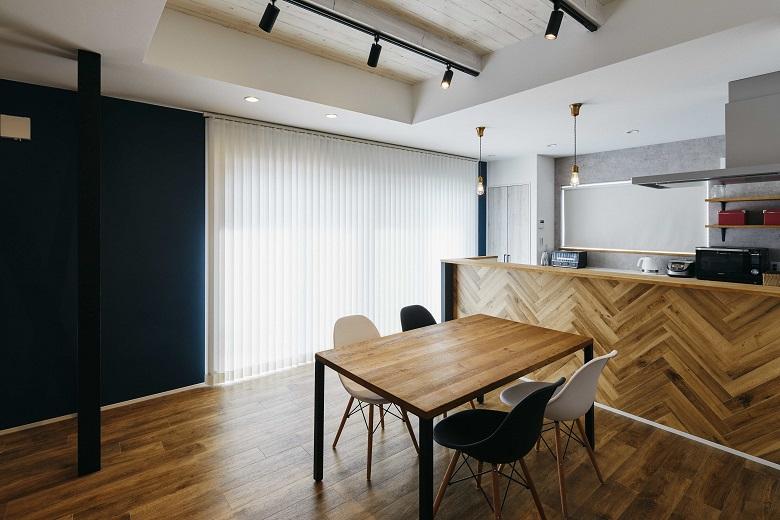 ヘリンボーン柄のキッチンが映えるキッチンダイニングスペース。