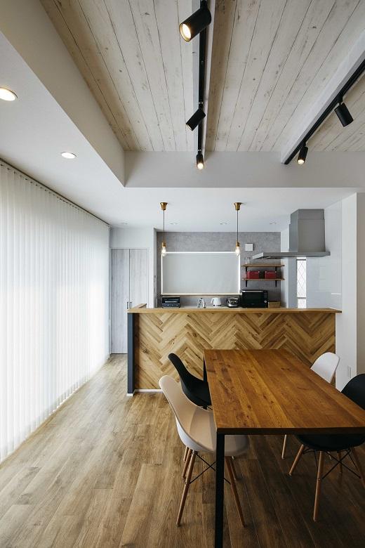 見せ梁の天井にはアンティーク調の白い壁紙を採用。