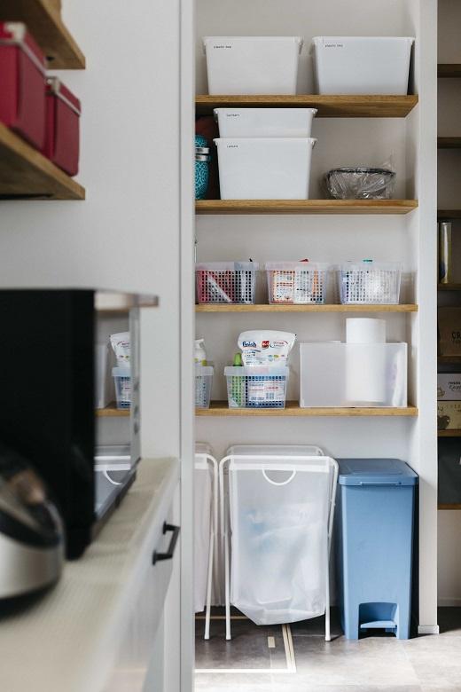 キッチンの奥にはパントリーがあり、そのまま廊下へもアクセスできます。