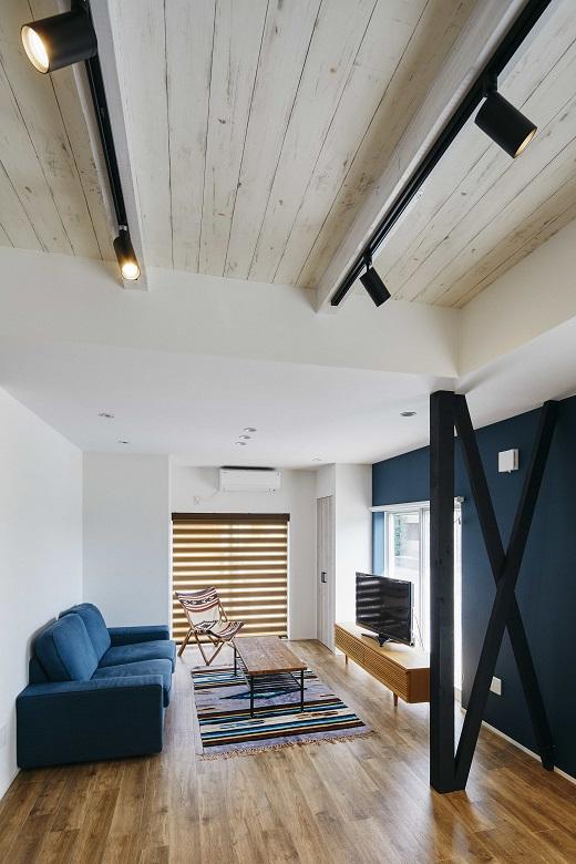 構造上撤去できなかった柱は黒く塗装し、デザインに組み込んでいます。