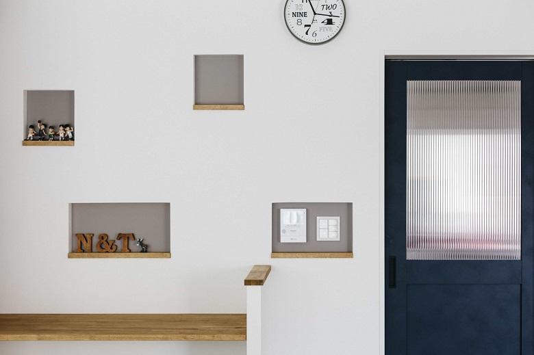 大きさの異なる複数のニッチを設置。お気に入りの小物や写真をレイアウトできます。