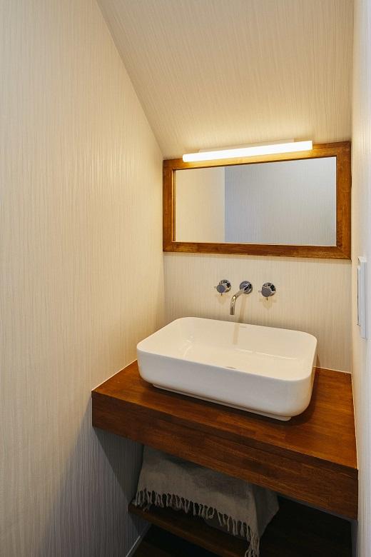 1F廊下に洗面台を設置。脱衣所と洗面所を別々にすることで、来客時にも気兼ねなく利用してもらえるようになります。