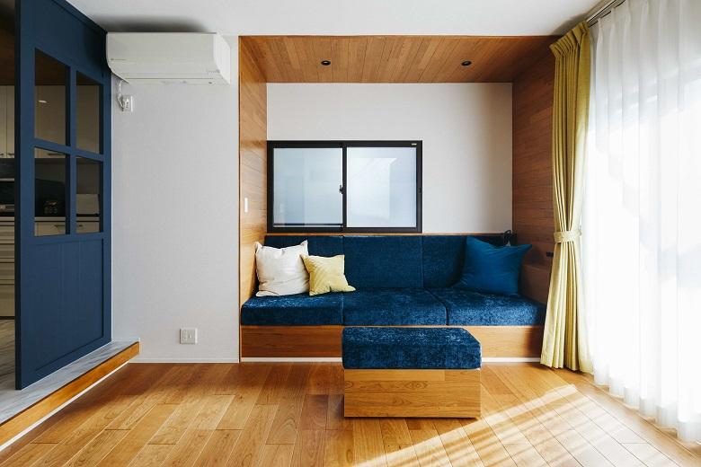 美しいブルーのソファは造作で、こだわりの逸品。無垢の床材がナチュラルなテイストを感じさせます。