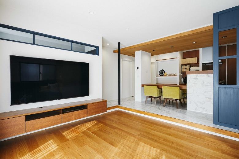 構造上撤去できない柱は塗装して、空間デザインの一部に。