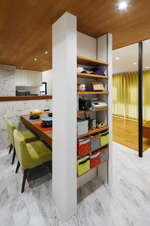 ダイニング脇の棚収納には生活雑貨をまとめて収納。