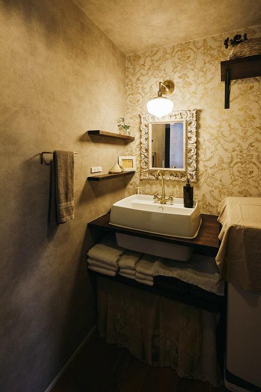 アンティーク感を強調した造作の洗面台。